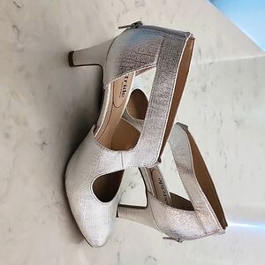 Giovanna 2 life stride silver 8 wide heels